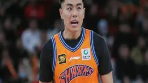 “欧文伤病引发浓眉关注：重创之下，勇敢迈向康复征程”